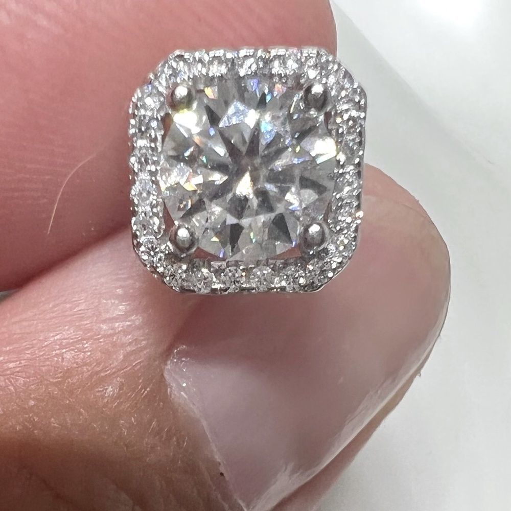 Square halo round brilliant diamond earrings - Picture 11 of 12